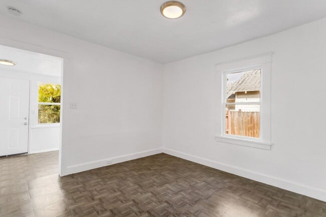 Building Photo - Cute 3bdrm/1bath House ** Section 8 OK ** $1995.00**