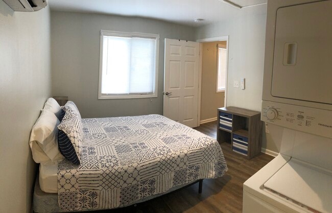 Building Photo - Willow Oak