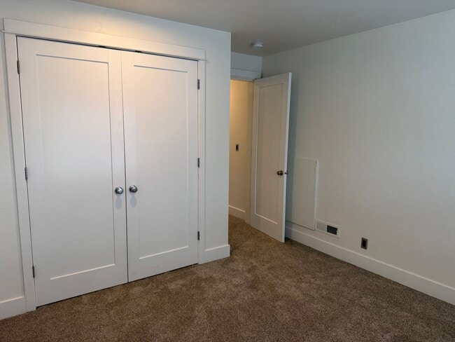 Building Photo - Beautiful 3 bedroom 2.5 bathroom house in a great neighborhood!