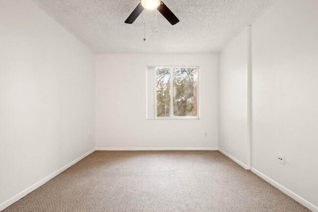 Building Photo - 6960 SW 39th St