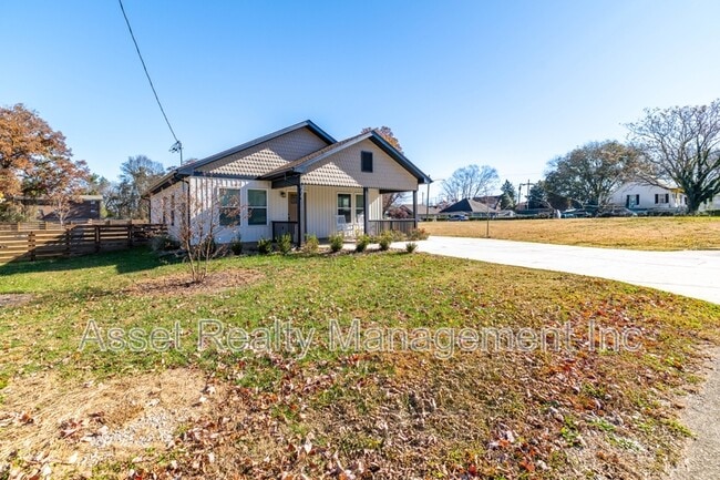 Building Photo - 205 Kingwood Rd