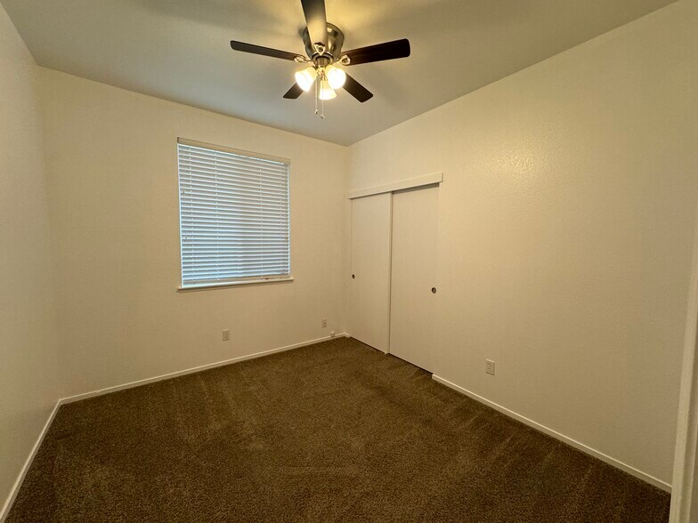 Building Photo - 905 Sapphire Cir