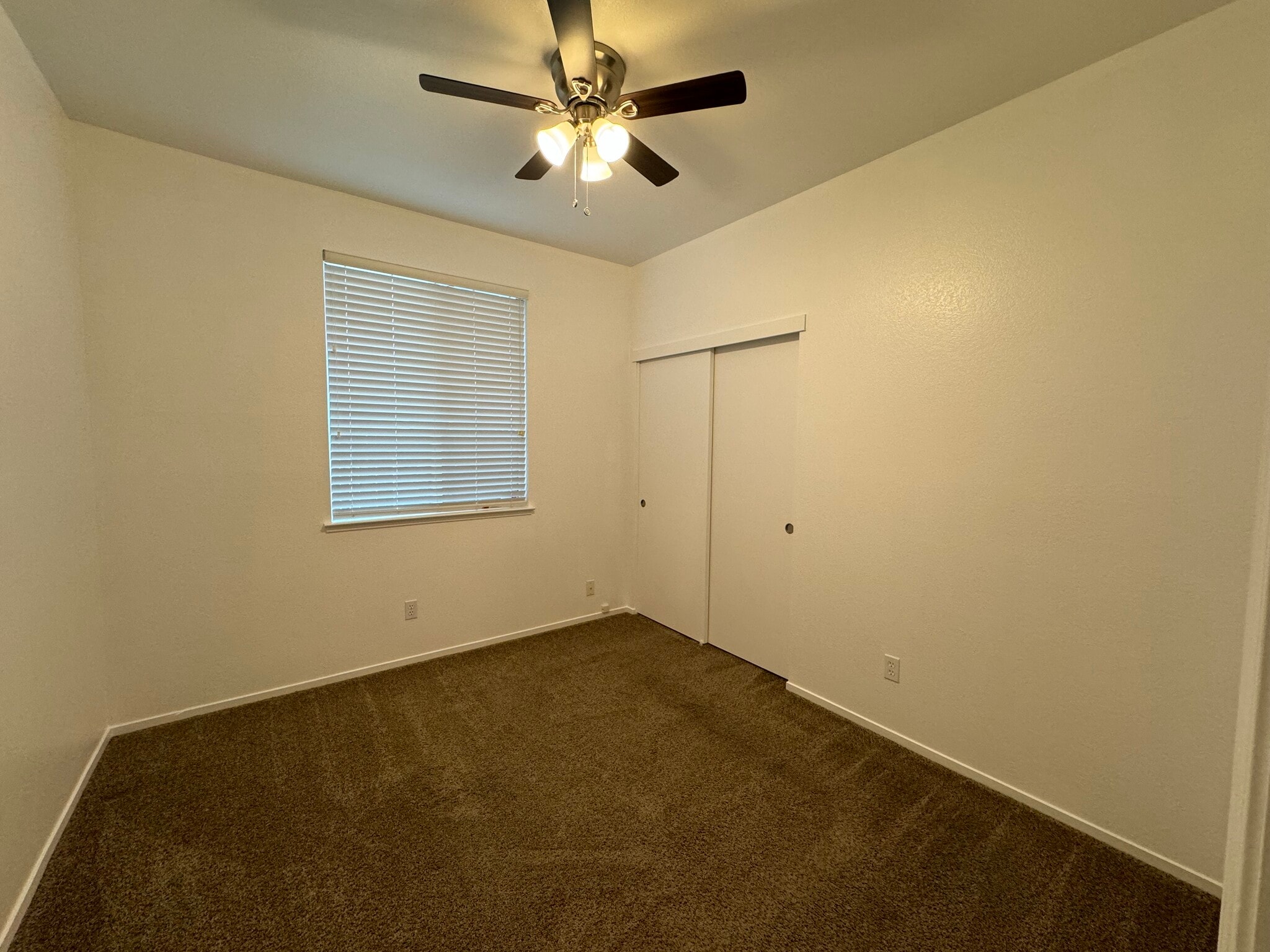 Building Photo - 905 Sapphire Cir