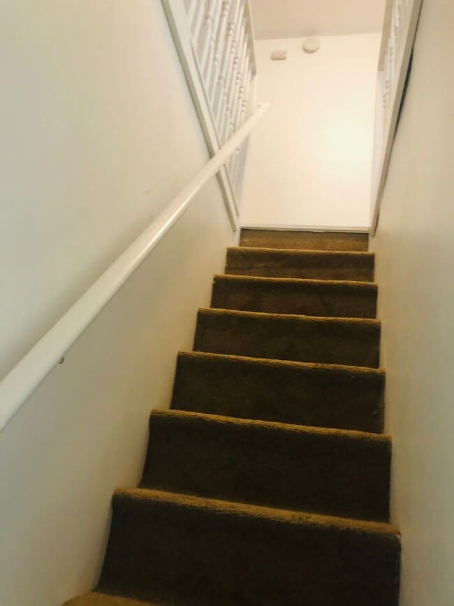 Building Photo - 4 bed 1 bath amazing location