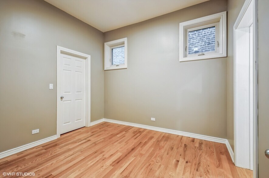 Building Photo - 927 W Newport Ave