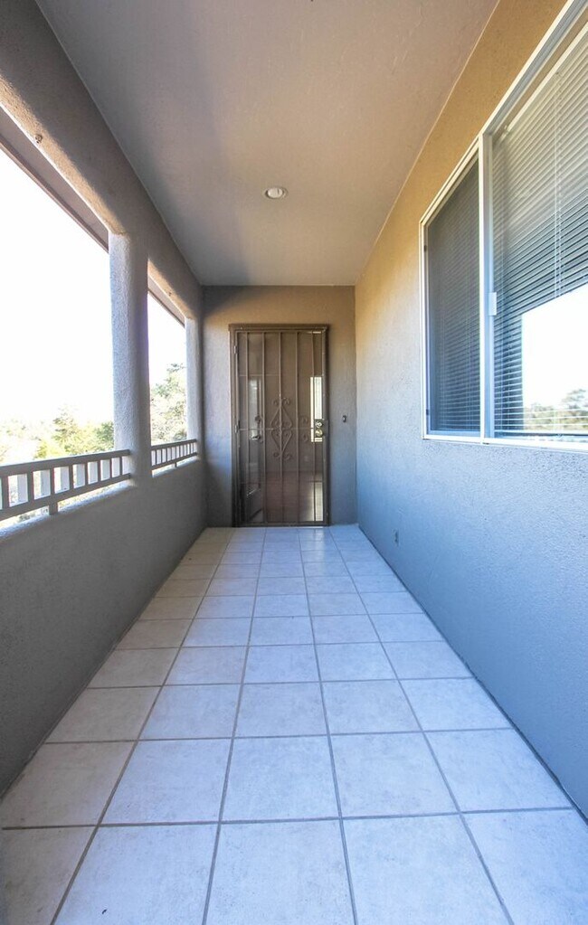 Building Photo - Home located in Pines & Boulders with Views!