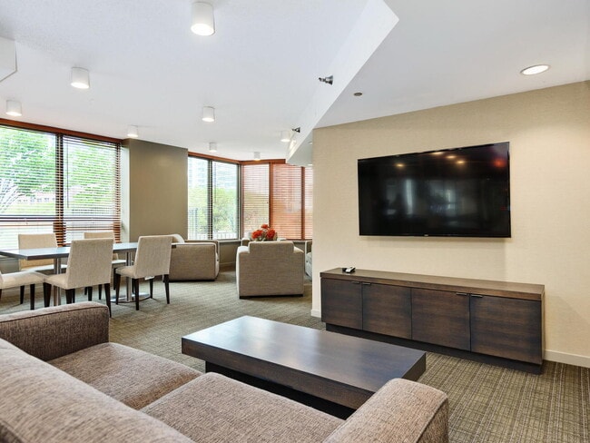 Building Photo - 400 N La Salle Dr