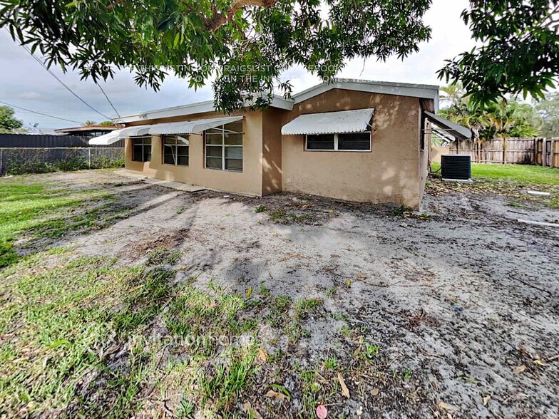 Building Photo - 6980 SW 30th St