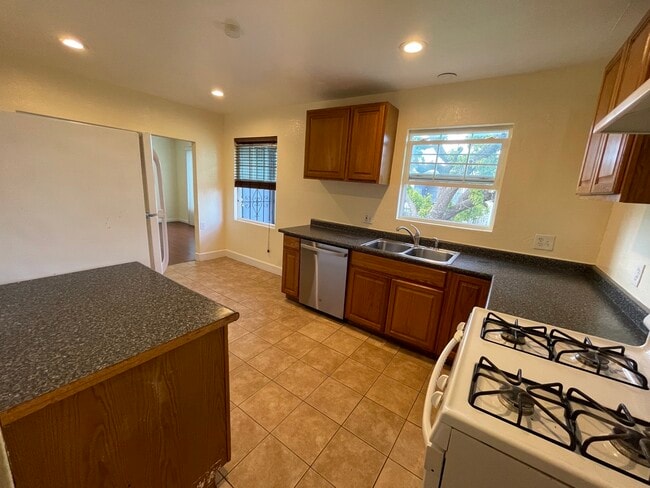 Building Photo - 1939 Hill Ave