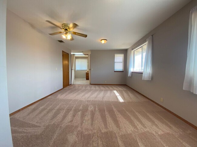 Building Photo - Great Location in Folsom-4 Bedroom Home!!