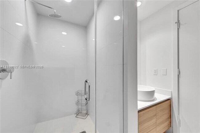 Building Photo - 121 NE 34th St