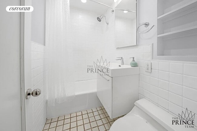 Building Photo - 224 E 18th St