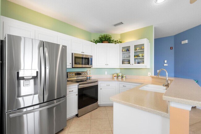 Building Photo - Beautiful Fully Furnished 3/2 Bouchelle Is...