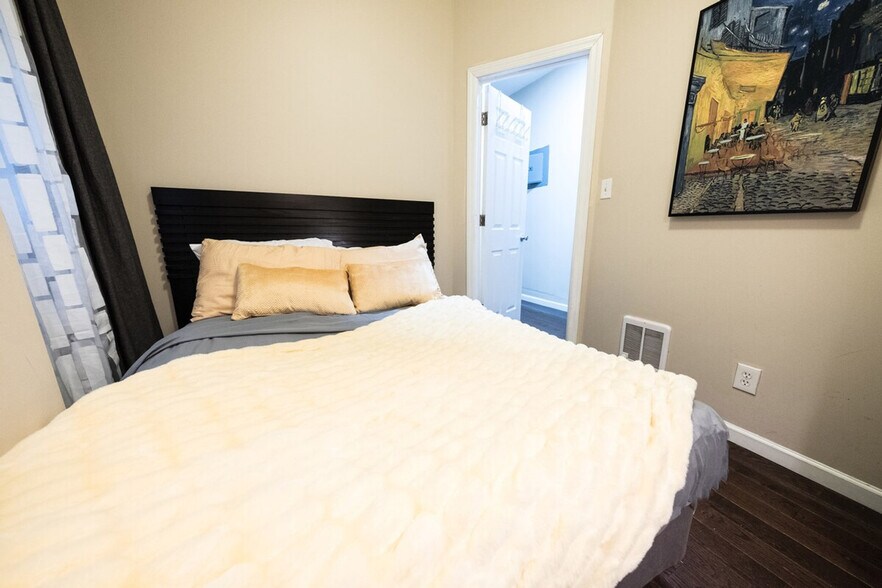 Building Photo - 5 W 101st St