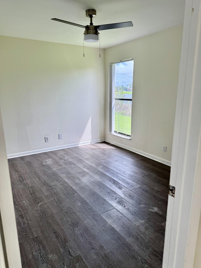 Building Photo - 1301 Waterview Cir