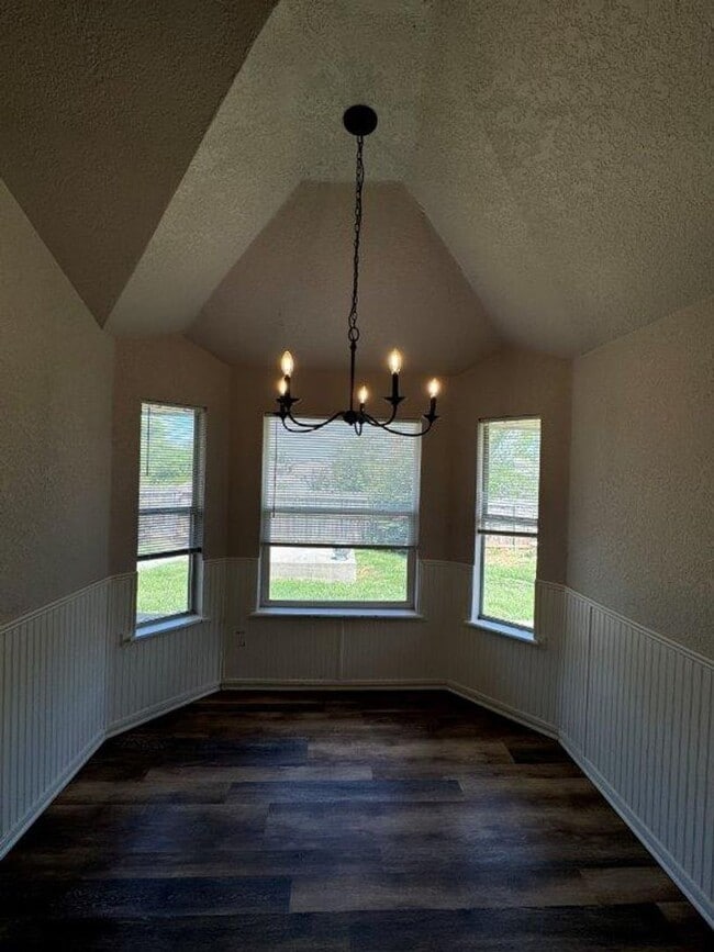 Building Photo - 3 bed 2 bath, storm shelter and  all wood floors in Moore Schools