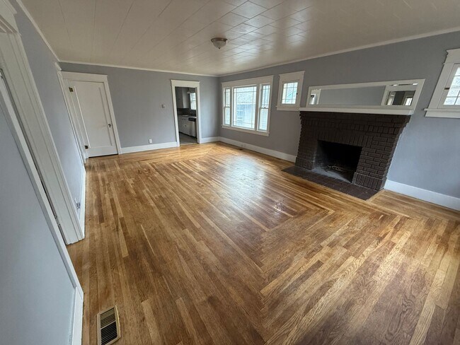 Building Photo - 3 bed/1 bath house