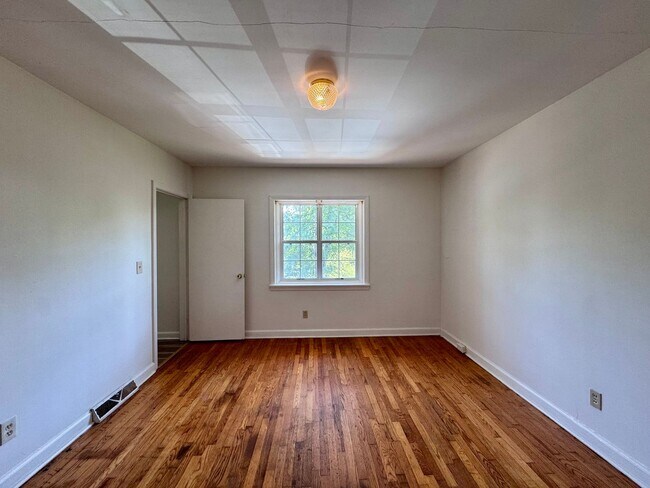 Building Photo - 114 Lookout Cir SW