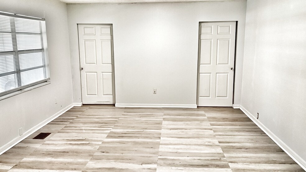 Closets so huge that you can make one an office with desk - 10008 N Pawnee Ave