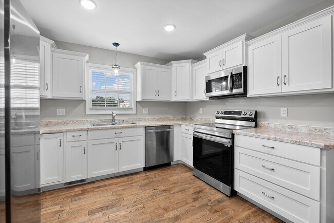 Building Photo - 424/426 E. Deerwood Dr