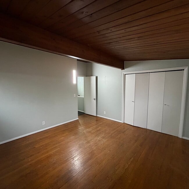 Building Photo - Remodeled - Two Bedroom Townhome on the NE Side of Grand Rapids