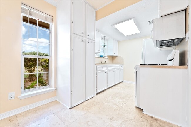 Building Photo - 4214 Monitor St