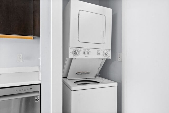 Building Photo - Beautiful 2 Bedroom Condo For Rent Near APSU!