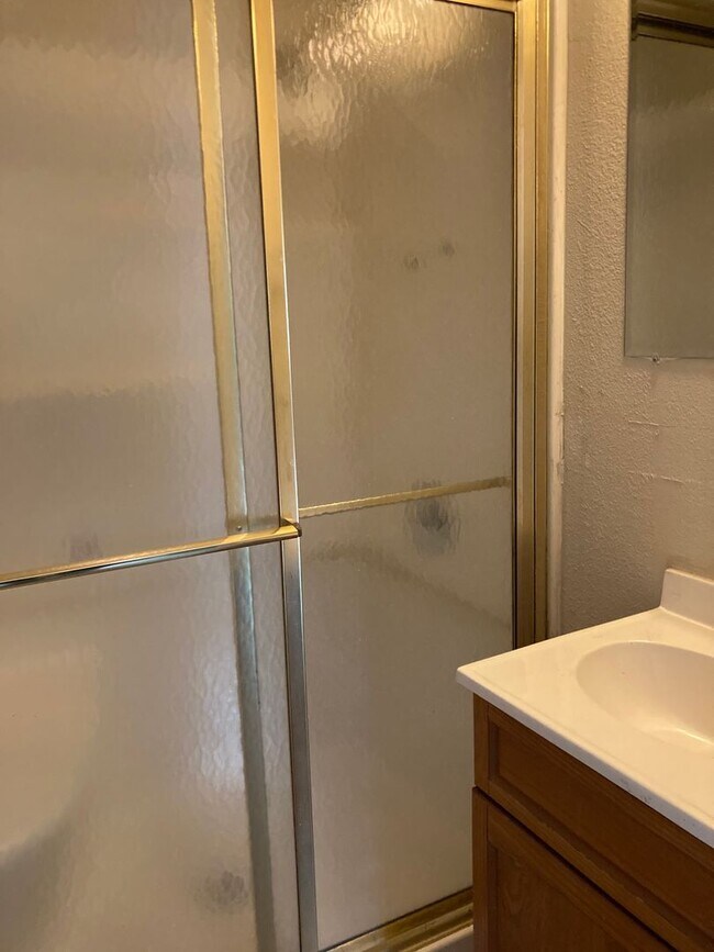 Building Photo - Spacious 3-Bedroom, 1-Bath Home - East Side Location