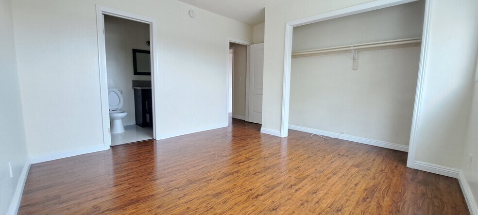 Building Photo - 1340 W 85th St