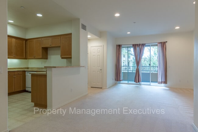Building Photo - Newer 2 Bedroom, 2 Bath Townhouse with Garage
