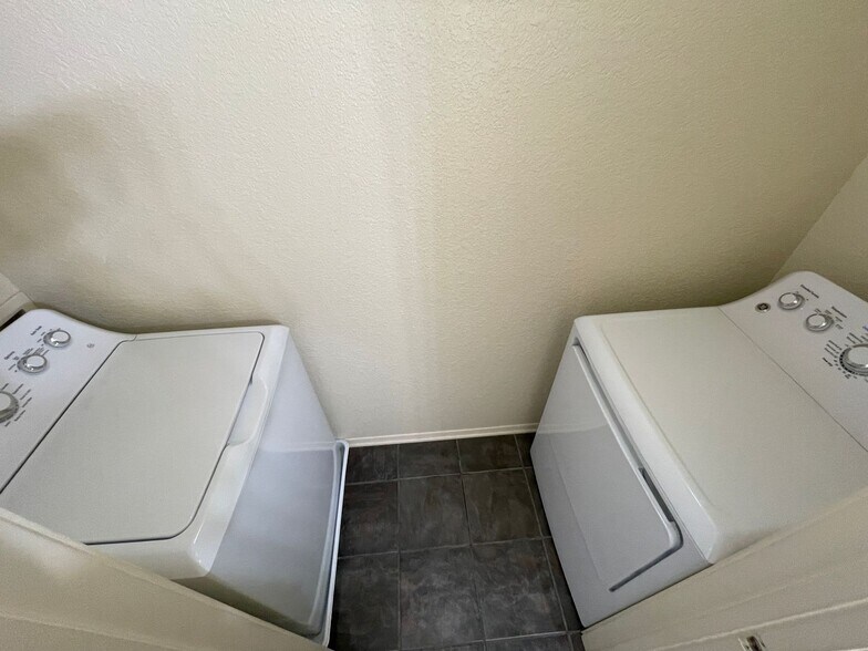 Building Photo - 1607 Dugger Cir