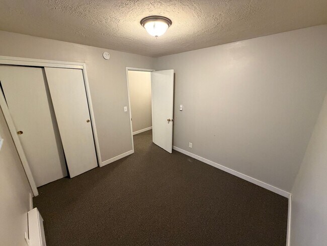 Building Photo - Bright & Comfortable 2-Bedroom Rental- 1/2 Month of rent concession