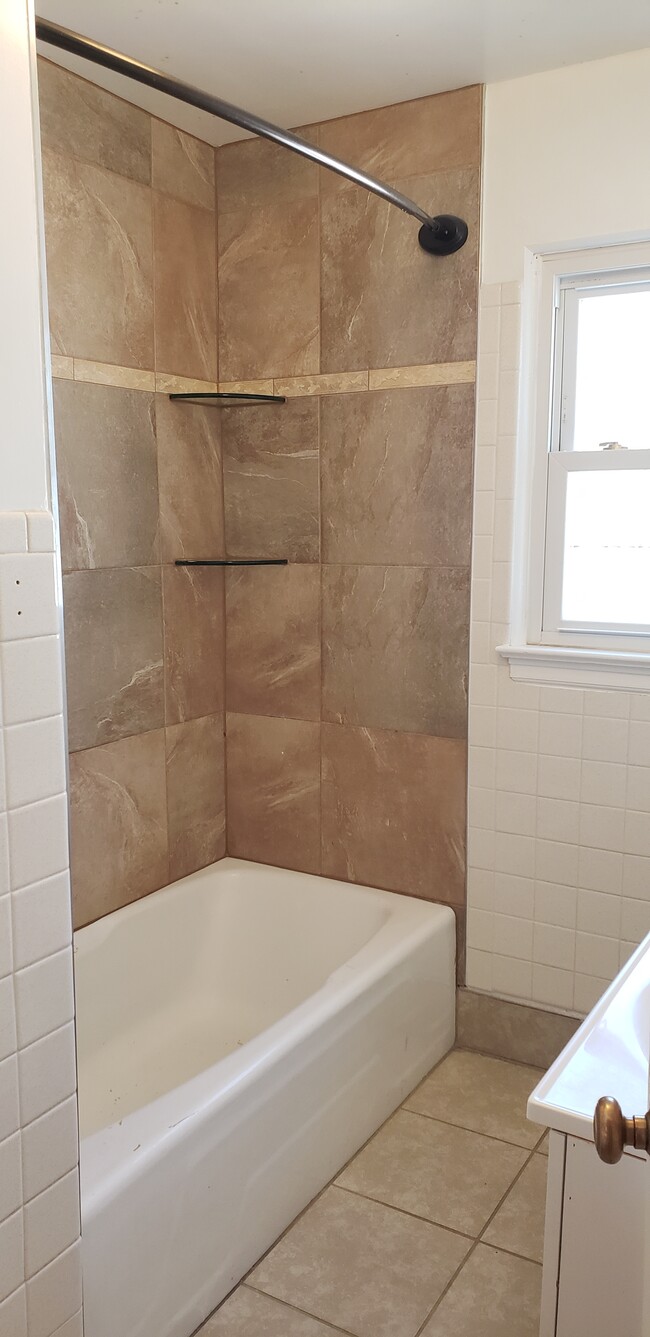 Main Level Bath - 901 Country Club Ave