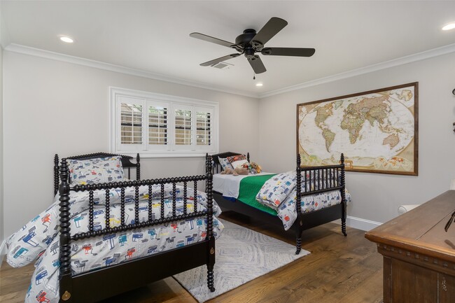 Building Photo - 815 Thornvine Ln