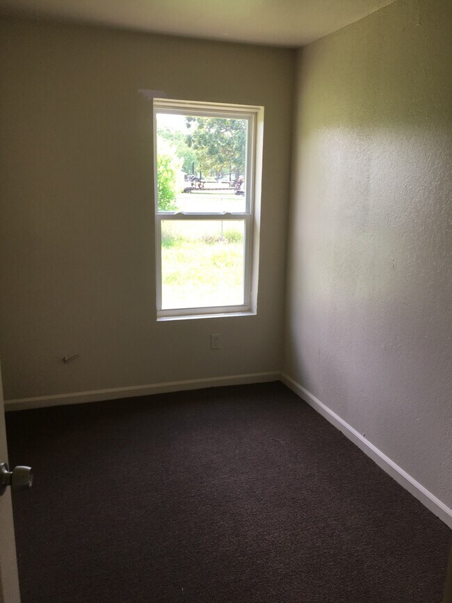 Building Photo - Section 8 only