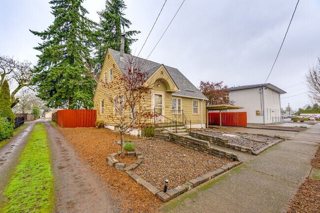 Building Photo - 1137 SE Uglow Ave