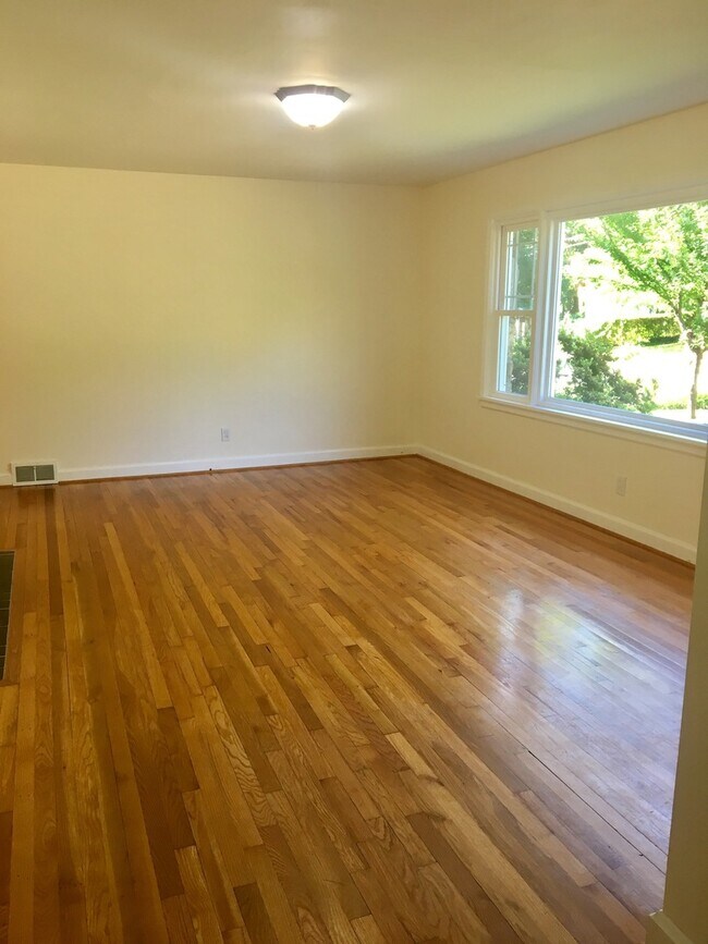 Building Photo - Wonderful Kenilworth location! Lovely land...