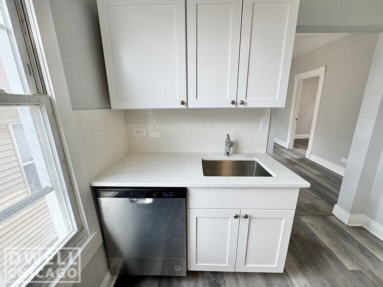 Building Photo - 1546 W Walton St