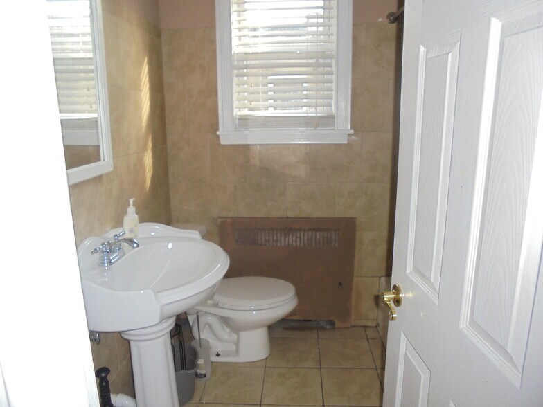 Upstairs bathroom - 1610 Homestead st