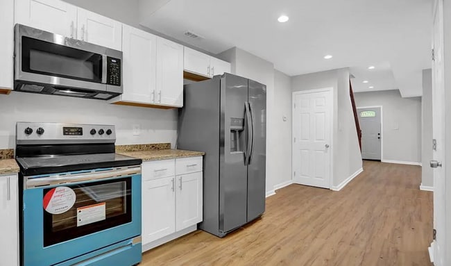 Building Photo - Beautifully Updated Townhome