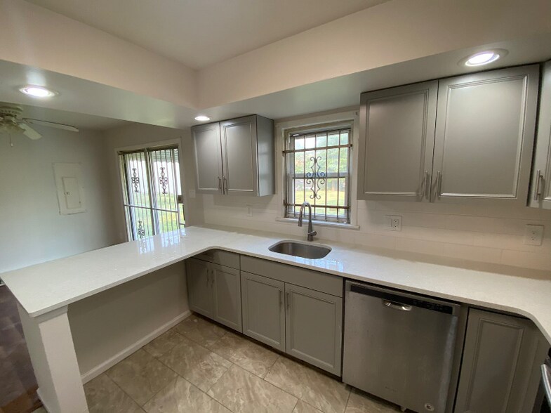 Building Photo - 316 Littleton Ave
