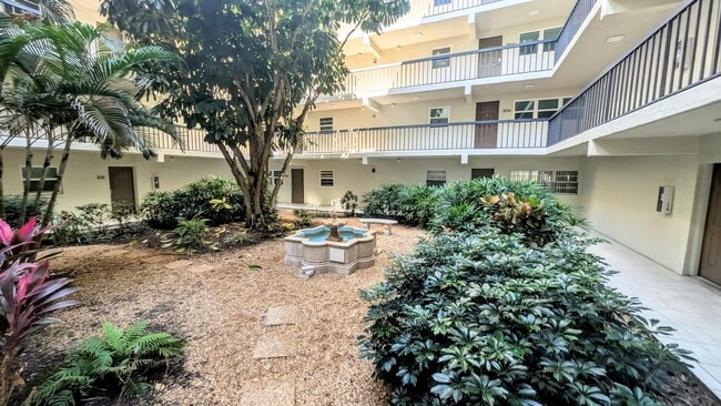 Building Photo - Seasonal/short term 2/2 condo rental with full water view on Longboat Key.
