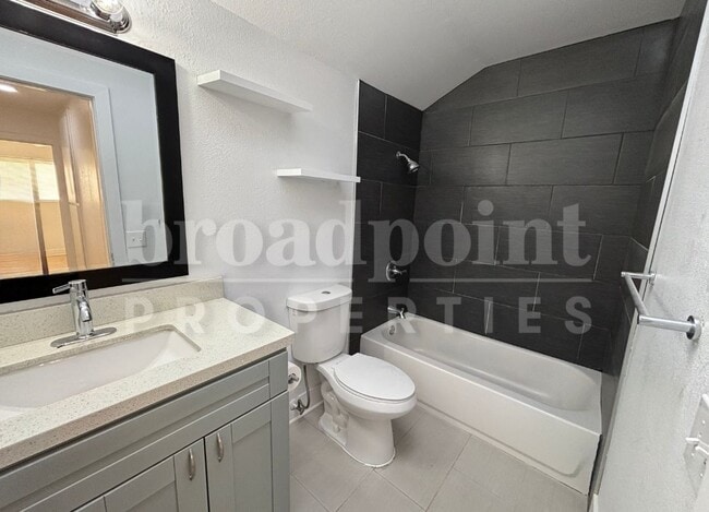 Building Photo - 522 Charlotte Dr