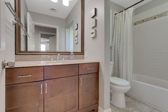 Building Photo - Charming 2 Bed 2 Bath Home on Historic Rus...