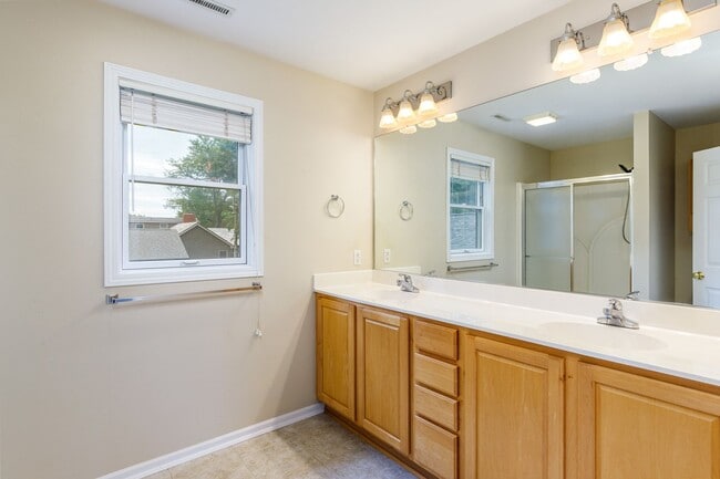 Building Photo - 2620 Camden Dr