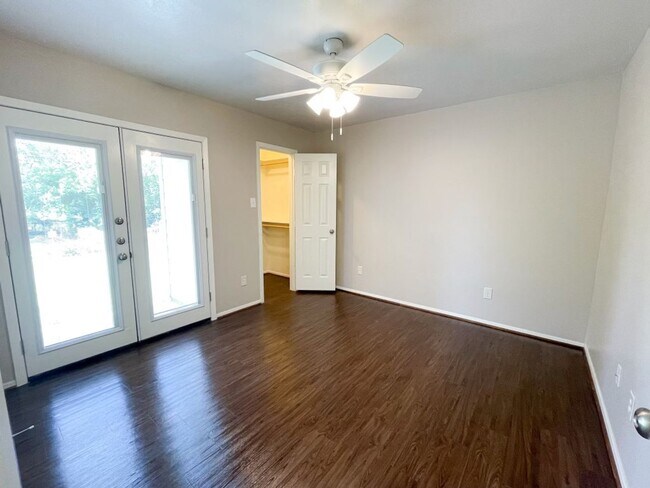 Building Photo - Charming 2-Bedroom Duplex with Modern Upgrades in Pecan Ridge!