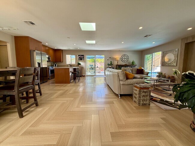 Building Photo - Luxury Furnished 4 Bedroom Home with Pool ...