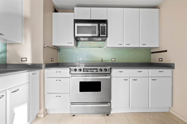 Building Photo - 4343 N Clarendon Ave