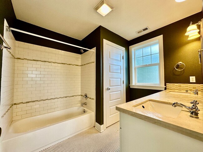 Building Photo - Remodeled Piedmont 3 Bedroom Home with Har...