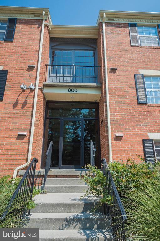 Building Photo - 800 College Ln